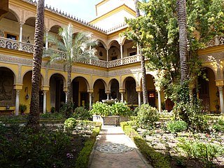 Patio_central_del_Palacio_de_las_Duen%CC%83as_de_Sevilla,_Espan%CC%83a,_2016_01