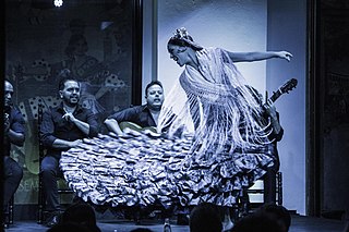 320px-Especta%CC%81culo_flamenco_en_Tablao_Flamenco_El_Arenal