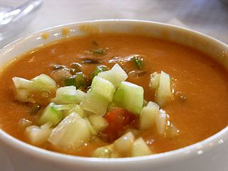 320px-Gazpacho_con_su_guarnicio%CC%81n_-_jlastras
